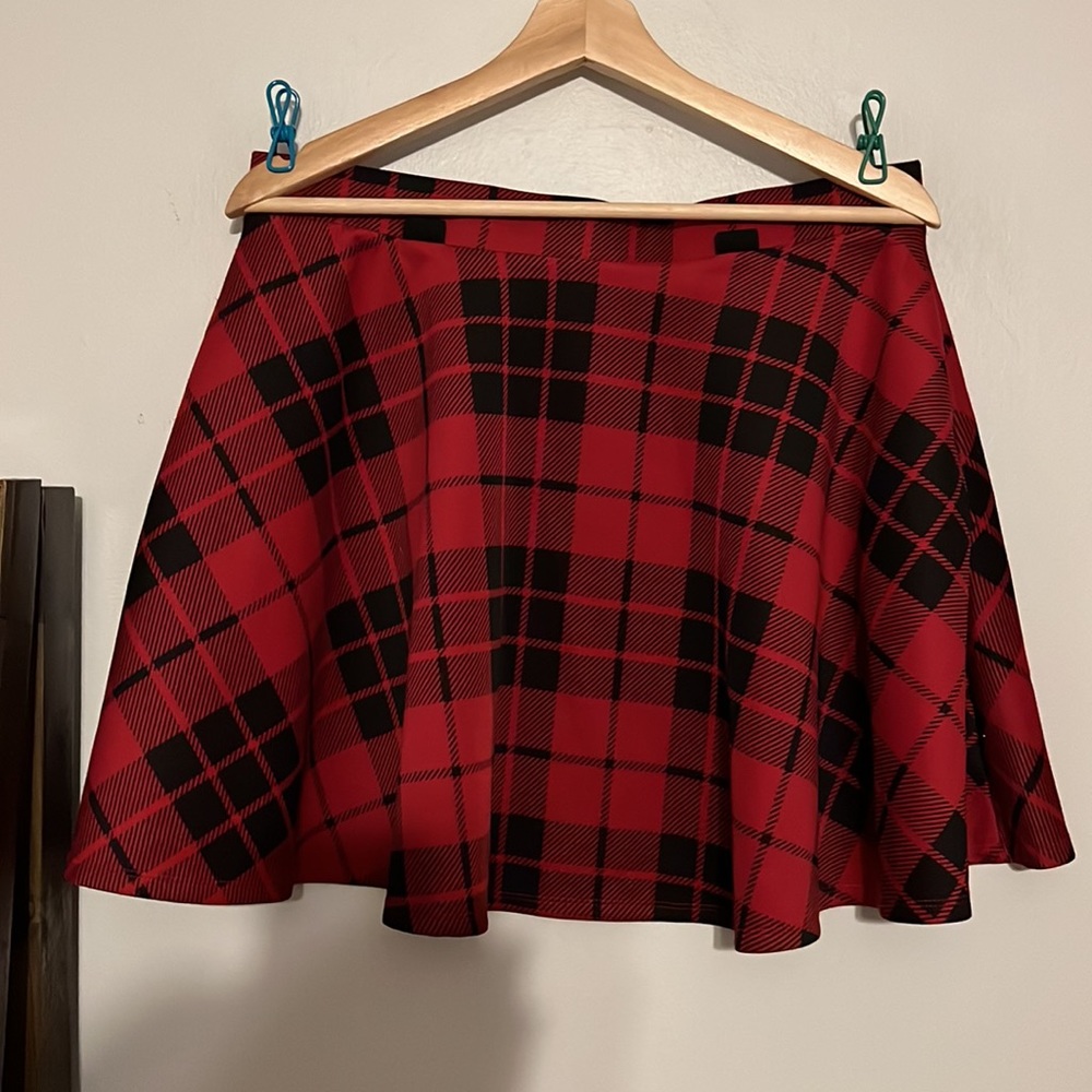 Hot Topic Red & Black Plaid O-Ring Skater Skirt - Picture 3 of 4